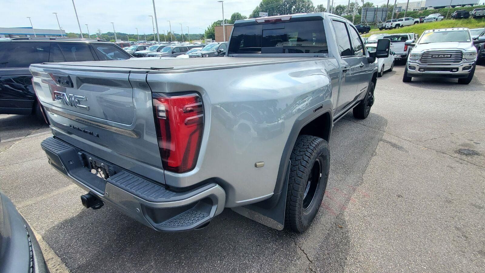 Used 2025 GMC Sierra 3500 Denali Ultimate AWD/4WD image 9