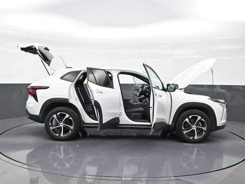 Used 2024 Chevrolet Trax RS w/ Driver Confidence Package FWD image 29