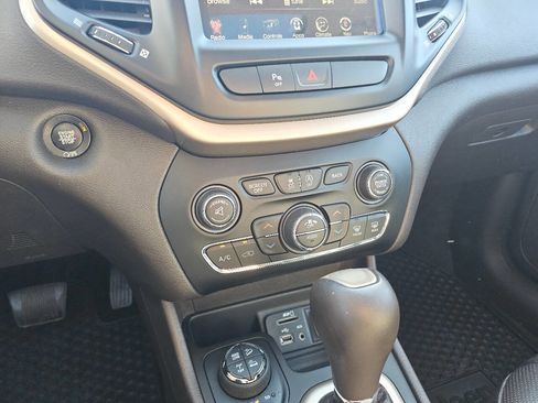 Used 2017 Jeep Cherokee Trailhawk image 18