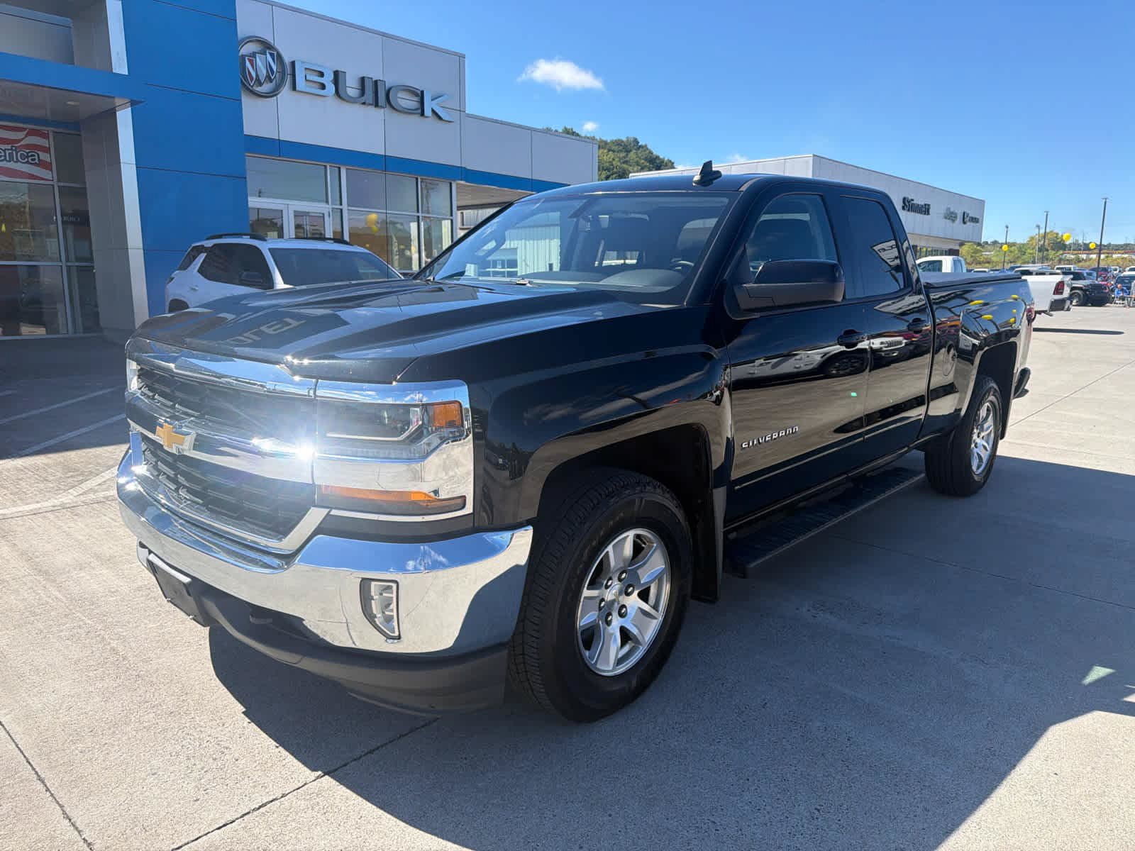 Used 2017 Chevrolet Silverado 1500 LT w/ All Star Edition AWD/4WD image 4