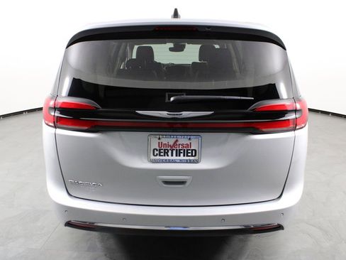 Used 2024 Chrysler Pacifica Touring-L image 8