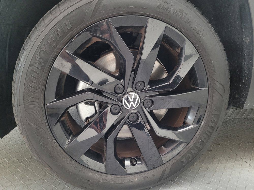 Used 2023 Volkswagen Taos SE w/ Panoramic Sunroof Package FWD image 31