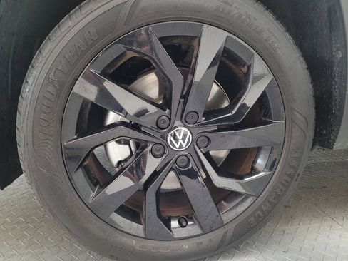 Used 2023 Volkswagen Taos SE w/ Panoramic Sunroof Package FWD image 31