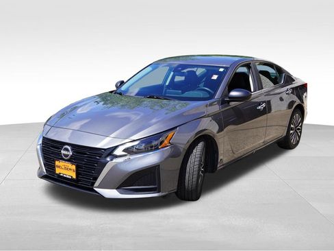 Used 2025 Nissan Altima 2.5 SV FWD image 11