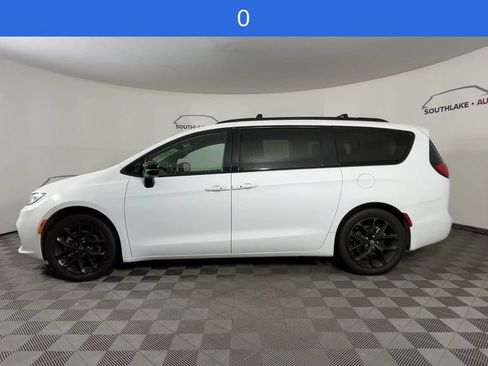 Used 2025 Chrysler Pacifica Limited FWD image 6