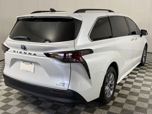 Used 2024 Toyota Sienna XLE FWD image 9