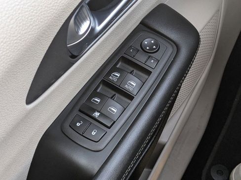 Certified 2024 Chrysler Pacifica Select image 24