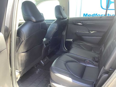 Used 2022 Toyota Highlander XLE AWD/4WD image 12