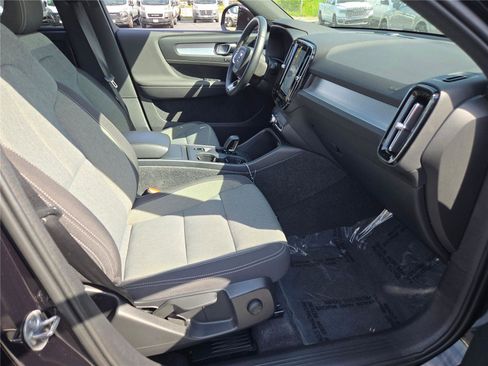 Used 2024 Volvo XC40 B5 Core image 7