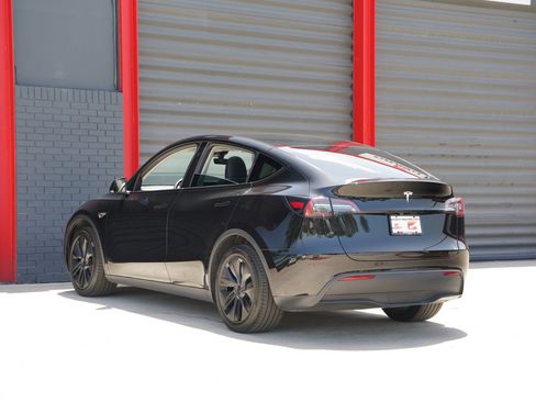 Used 2024 Tesla Model Y Long Range RWD image 11