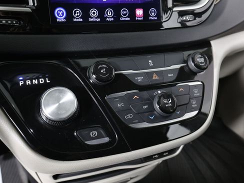 Used 2017 Chrysler Pacifica Touring image 35