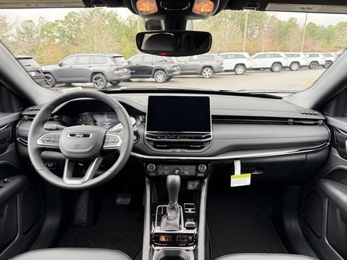 New 2026 Jeep Compass Latitude image 17