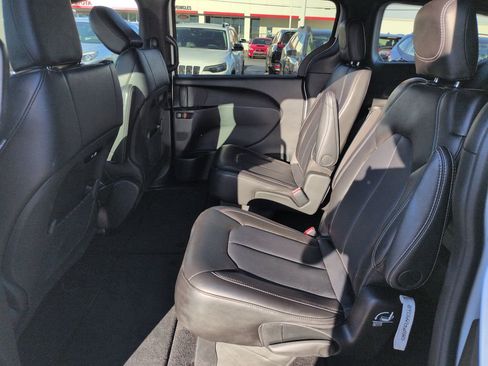 Used 2025 Chrysler Pacifica Select FWD image 25