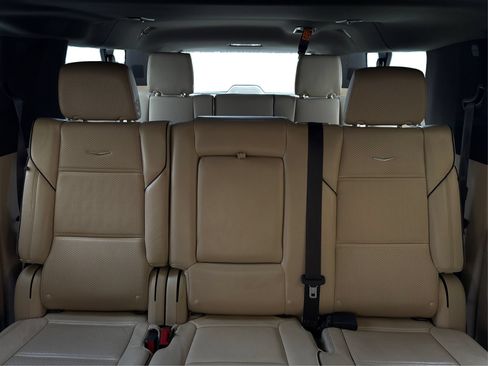 Used 2023 Cadillac Escalade ESV Premium Luxury w/ LPO, Illumination Package AWD/4WD image 17