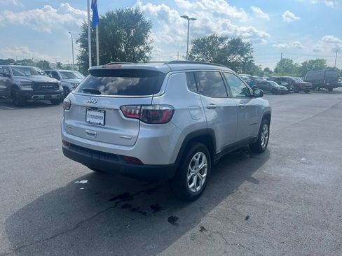 Used 2024 Jeep Compass Latitude AWD/4WD image 3