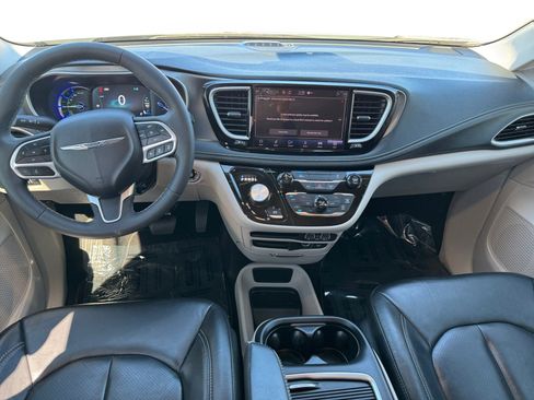Used 2022 Chrysler Pacifica Touring-L image 10