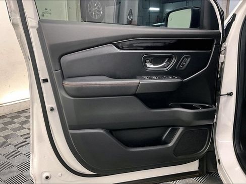 Used 2025 Honda Pilot TrailSport image 24