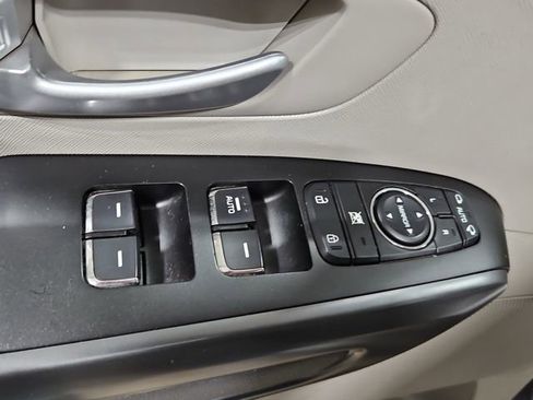 Used 2017 Kia Sedona LX w/ LX Essentials Premium Package image 12