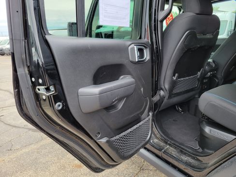 Used 2025 Jeep Wrangler Unlimited Rubicon 4xe w/ Safety Group AWD/4WD image 17