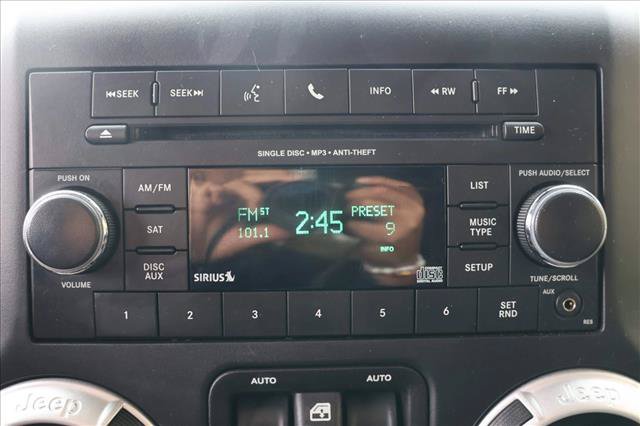 Used 2016 Jeep Wrangler Unlimited Sahara w/ Connectivity Group AWD/4WD image 17