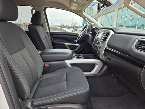 Used 2017 Nissan Titan SV image 25