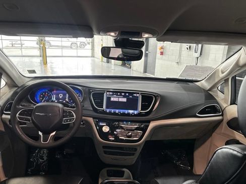 Used 2023 Chrysler Pacifica Touring-L w/ Uconnect Theater Family Group AWD/4WD image 36
