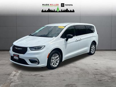 Used 2025 Chrysler Pacifica Select