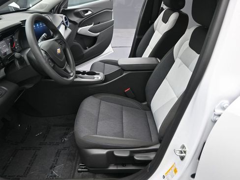 Used 2024 Chevrolet Trax LS w/ LS Convenience Package FWD image 29