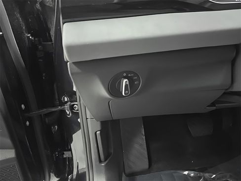 Used 2025 Volkswagen Jetta SE image 11