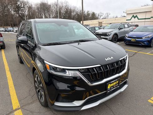 Used 2022 Kia Carnival EX image 1