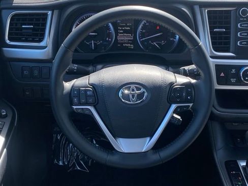 Used 2019 Toyota Highlander SE AWD/4WD image 13
