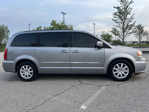 Used 2014 Chrysler Town & Country Touring image 6