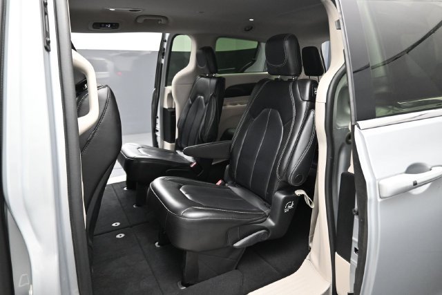 Used 2023 Chrysler Pacifica Touring-L FWD image 15