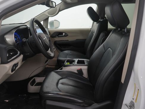 Used 2022 Chrysler Pacifica Touring-L w/ Uconnect Theater Family Group image 17