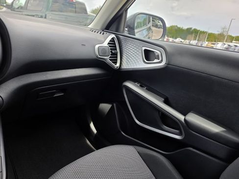 Certified 2025 Kia Soul LX w/ LX Technology Package FWD image 9