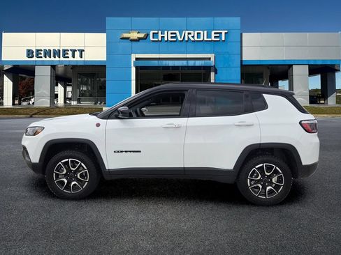 Used 2025 Jeep Compass Trailhawk AWD/4WD image 3