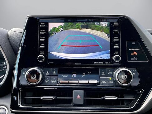 Used 2021 Toyota Highlander XLE FWD image 13
