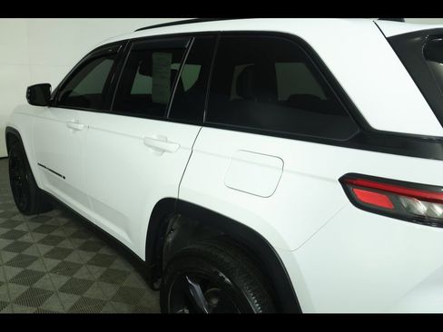 Used 2023 Jeep Grand Cherokee Altitude image 8