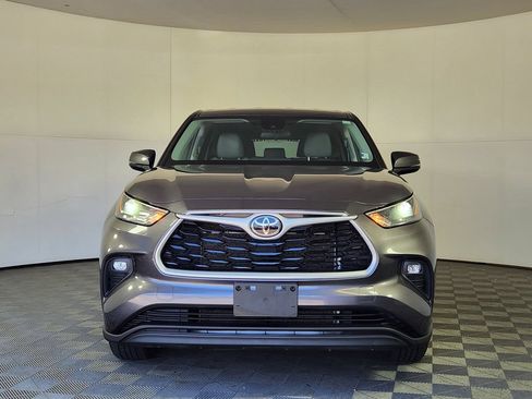 Used 2022 Toyota Highlander LE AWD/4WD image 2