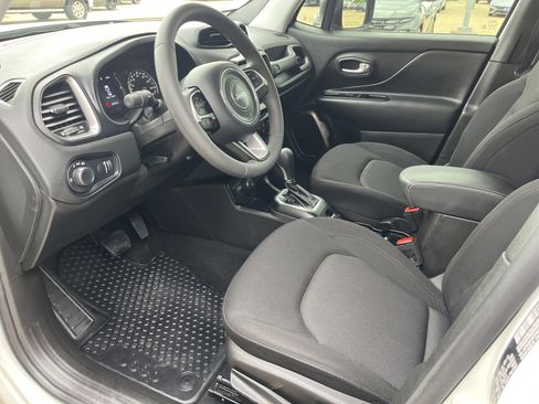 Used 2023 Jeep Renegade Latitude AWD/4WD image 10