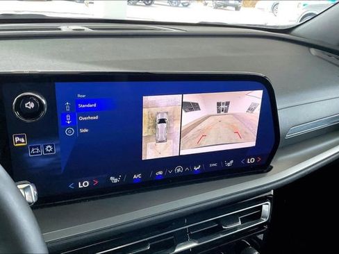 Used 2024 Chevrolet Traverse LT image 11