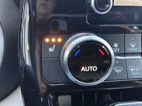 Used 2023 Toyota Highlander XLE image 19