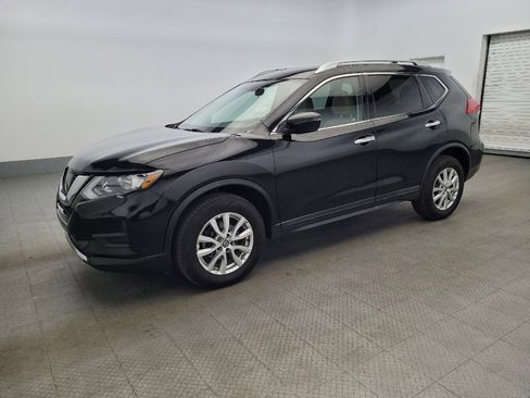 Used 2017 Nissan Rogue SV image 2