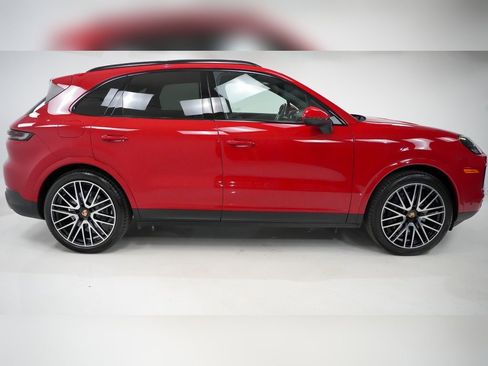 Certified 2025 Porsche Cayenne image 9
