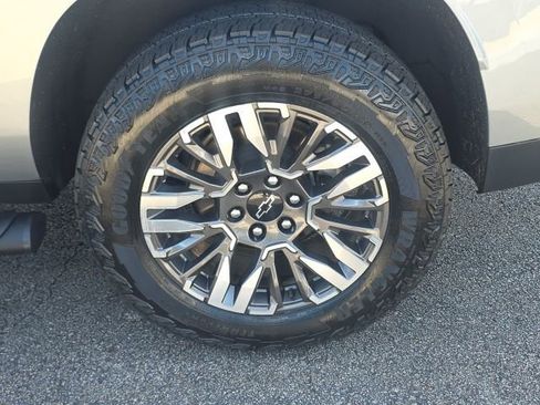 Used 2025 Chevrolet Suburban Z71 AWD/4WD image 10