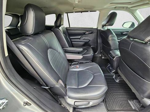 Used 2022 Toyota Highlander XLE FWD image 21