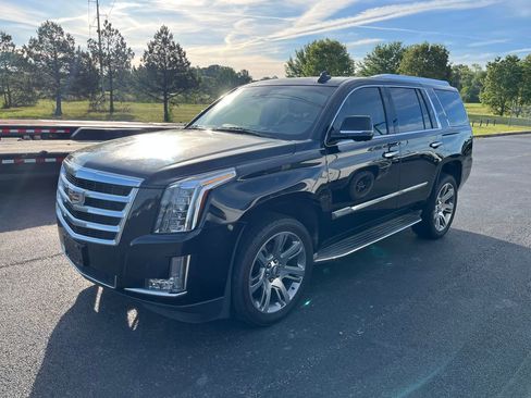 Used 2016 Cadillac Escalade Luxury image 2