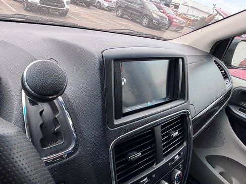 Used 2016 Dodge Grand Caravan SXT FWD image 11