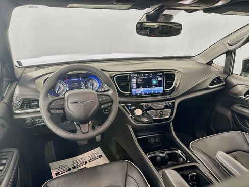 Used 2024 Chrysler Pacifica Limited w/ S Appearance Package FWD image 24