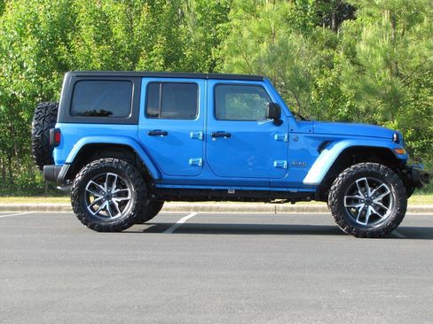 Used 2024 Jeep Wrangler Unlimited AWD/4WD image 4